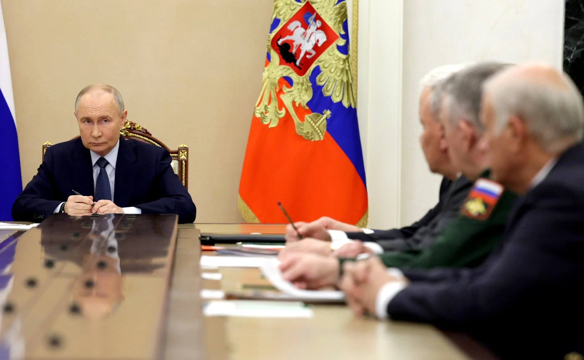 Владимир Путин поздравил представителей ВПК и руководство Минобороны с успешным испытанием комплекса «Орешник»
