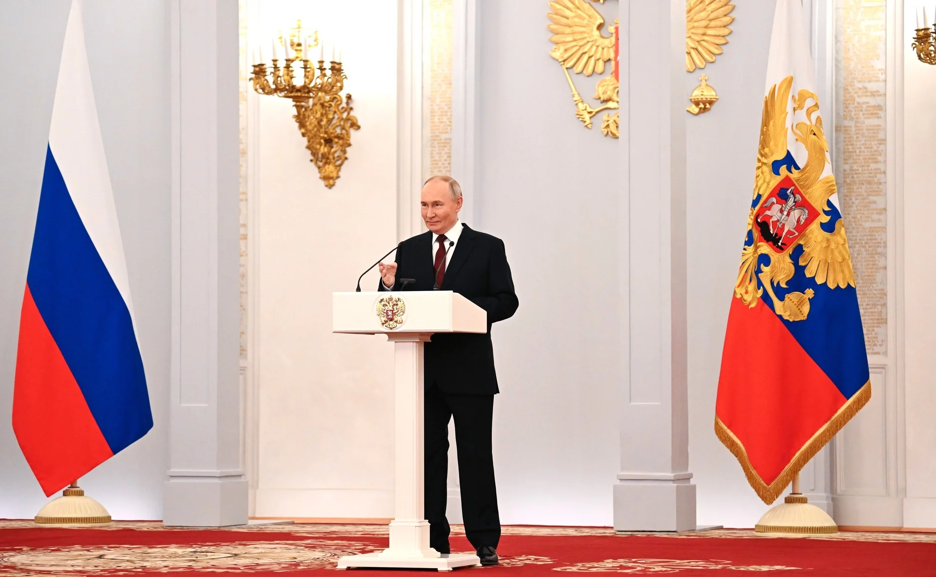 В День героев Отечества Владимир Путин вручил медали «Золотая Звезда» Героям России.