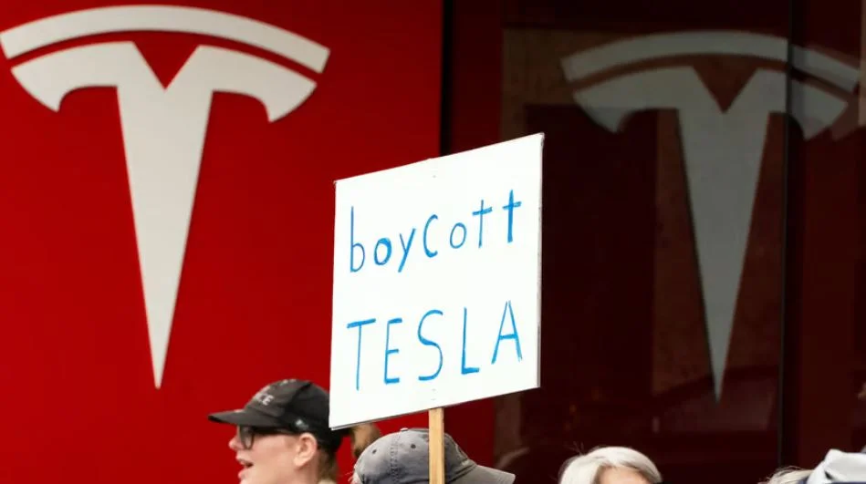 Выступления Илона Маска — не единственная проблема для Tesla. Продажи автопроизводителя падают и по другим причинам