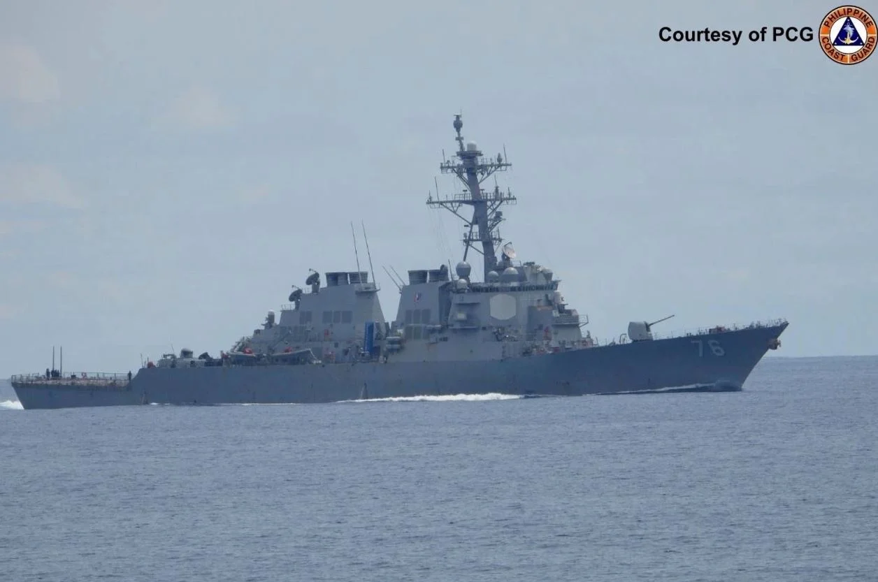Военные корабли США патрулируют Южно-Китайское море после столкновения двух китайских судов.