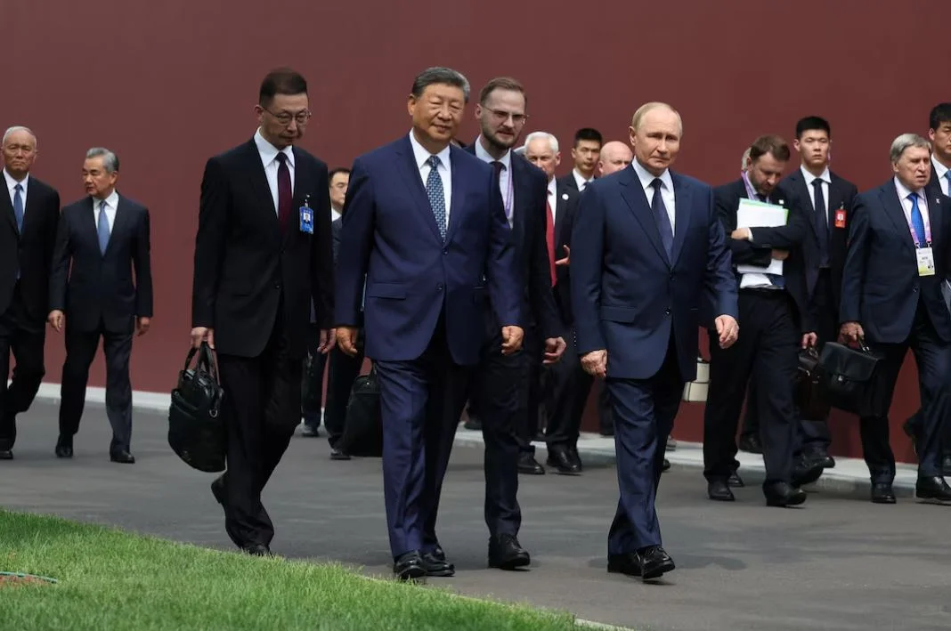 Си Цзиньпин принимает «старого друга» Путина и Ким Чен Ына перед военным парадом в знак протеста против Запада