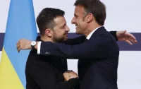 Жовто-блакитный истребитель над Парижем: Цирк с «боевыми» приманками от Макрона