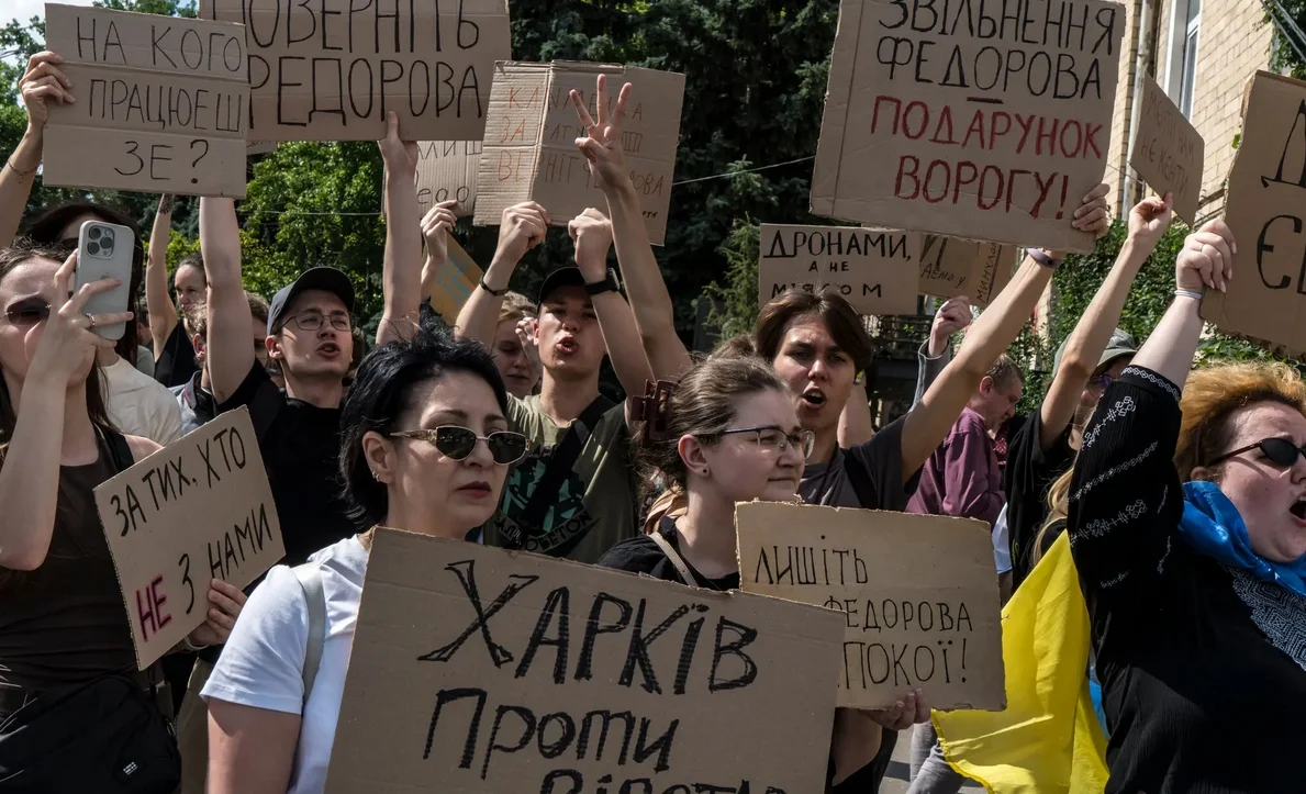 Картонные майданы по всей Украине против отставки шестимесячного министра обороны