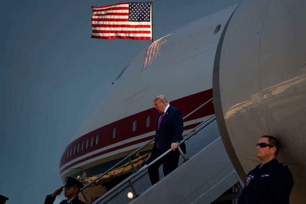 Трамп похвастался секретами своего самолёта, а после отправил ФБР к журналистам которым это сказал